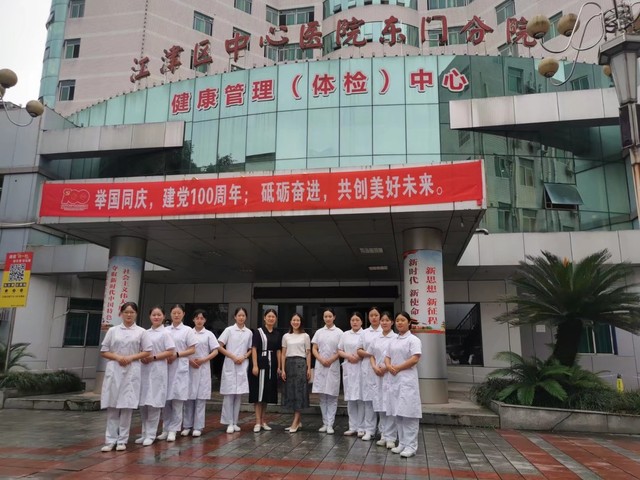 7月送学生到江津区中心医院老院区报道 7月送学生到江津区中心医院老院区报道
