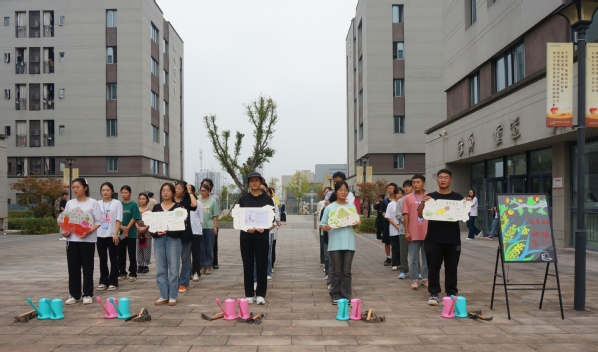 我校“一站式”学生社区开展“寻农耕之美 享劳动之乐”蔬菜种植实践活动